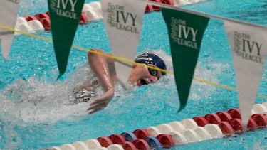 Lia Thomas, nada en la primera etapa del relevo de estilo libre de 800 yardas en los campeonatos femeninos de natación y clavados de la Ivy League en Harvard. Foto AP.