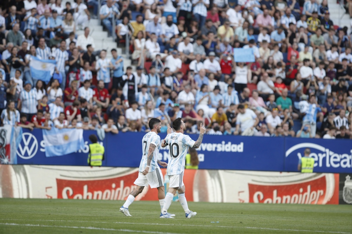 Lionel Messi abrió la cuenta desde los doce pasos para Argentina. 