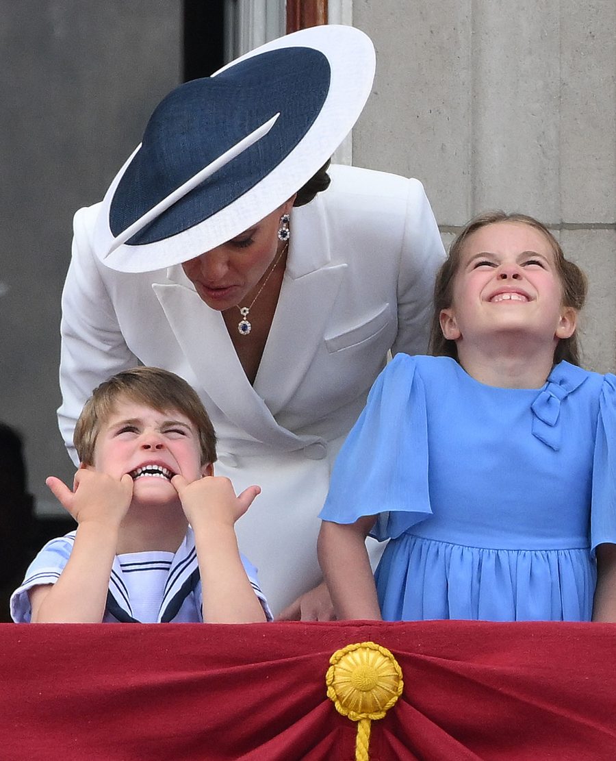 El más chiquito de la dinastía recibió el llamado de atención de Kate, su mamá. Foto: AFP.-