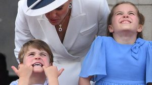 Los curiosos gestos de Louis, el hijo de William y Kate, en las celebraciones de la Reina Isabel II