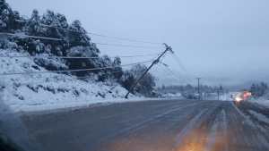 Se cayó un tramo del tendido eléctrico por el temporal de nieve y lluvia en Bariloche