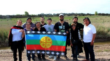 Ariel Calfucurá (izquierda) junto a representantes de otras comunidades en el lugar donde fueron profanados los restos de su antepasado (Confederación Mapuche de Neuquén)