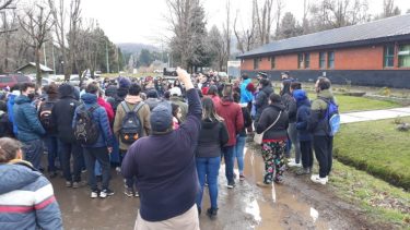 Esta mañana se realizó una marcha a la comisaría del barrio donde ocurrió el abuso. (Foto de FM de la Montaña)