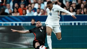 Con Benzema y Mbappé, Francia volvió a perder de local