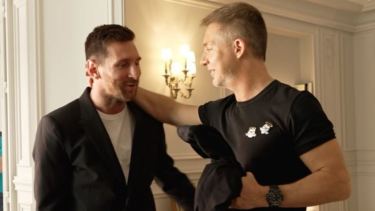 "Un privilegio grabar con el uno", dijo Suar junto a imágenes del detrás de escena, en las que los actores destacaron el profesionalismo de "La Pulga".