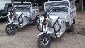 Dina Huapi compró dos motovehículos eléctricos para promover el uso de energías renovables