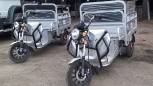 Dina Huapi compró dos motovehículos eléctricos para promover el uso de energías renovables