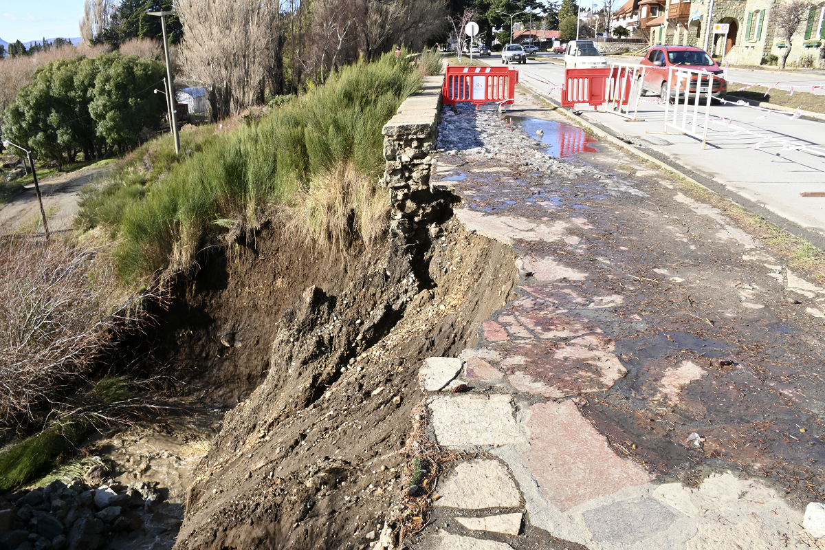 El primer derrumbe afectó un tramo de unos 5 o 6 metros de extensión del clásico paseo de la costanera de Bariloche. Foto: archivo