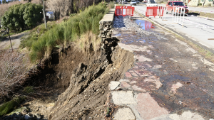 Se derrumbó un sector del muro de la costanera de Bariloche