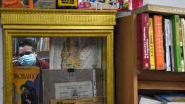 En el local hay una consigna: todo se puede tocar. cada estante o exhibidor se puede revolver. (FOTO: Matías Subat)