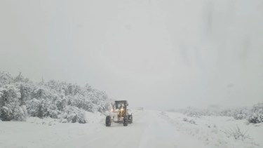 Las máquinas de Vialidad Nacional trabajando sobre la ruta (Foto: Gentileza)