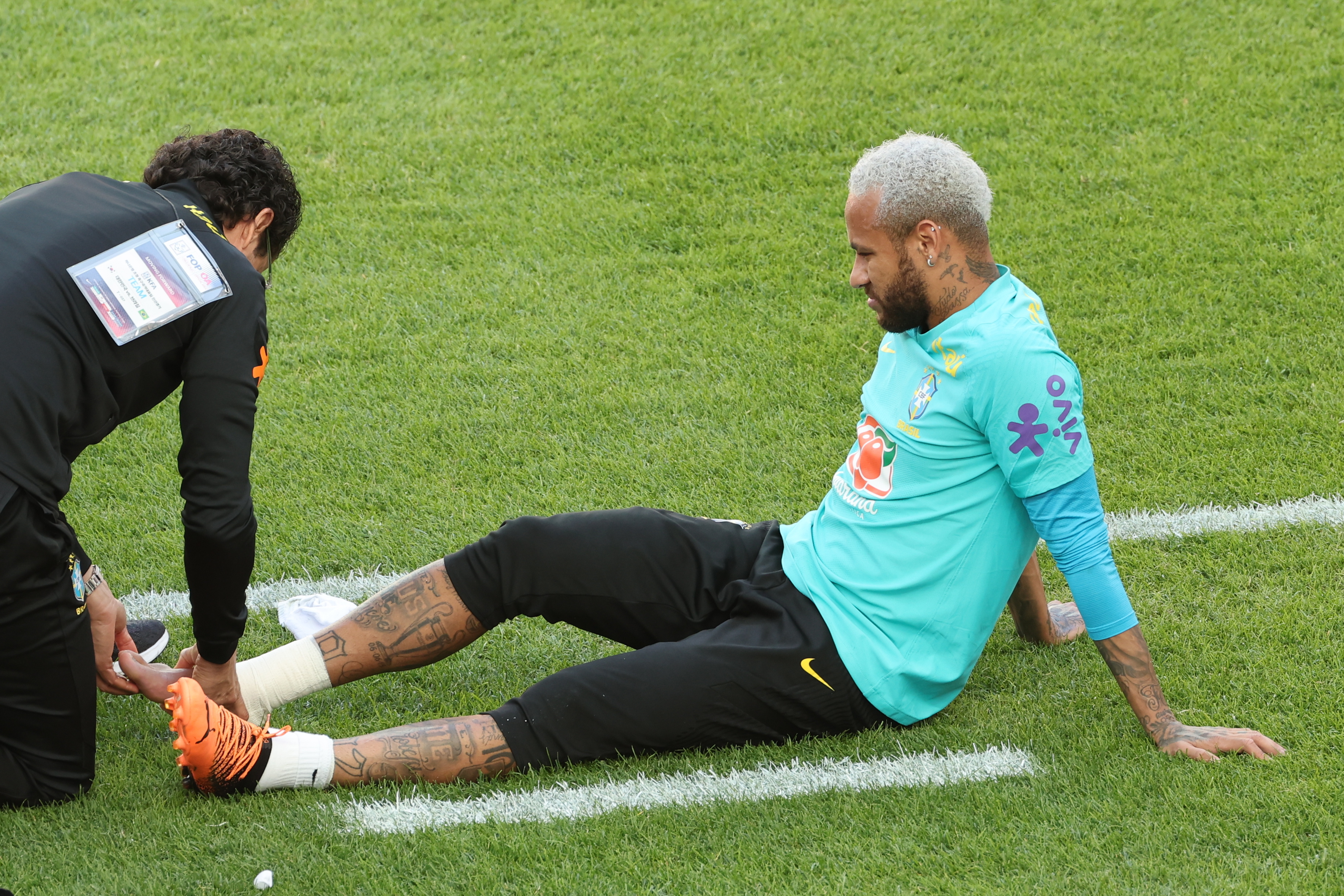 Neymar sufrió una lesión en el pie derecho y se perdería el amistoso con su selección.