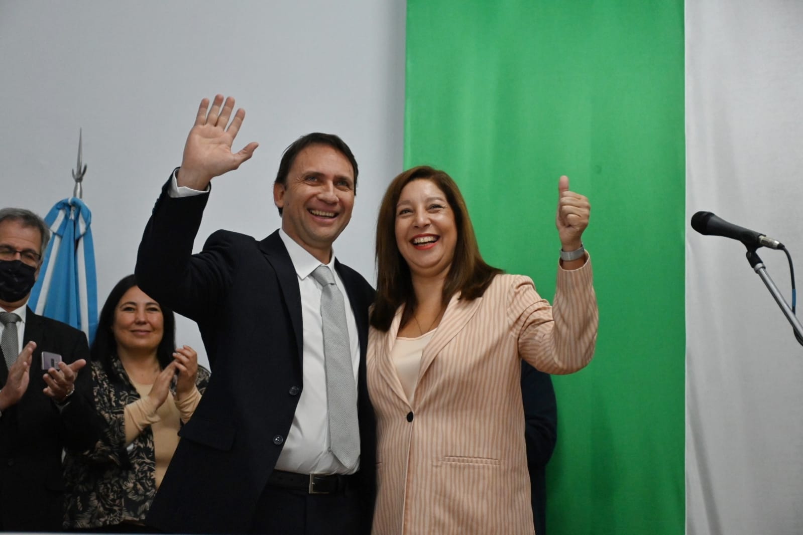 Festivo acto de asunción de Pablo Núñez en el ministro de Educación. La gobernadora Arabela Carreras acompañó ese entusiasmo. Foto: Marcelo Ochoa.