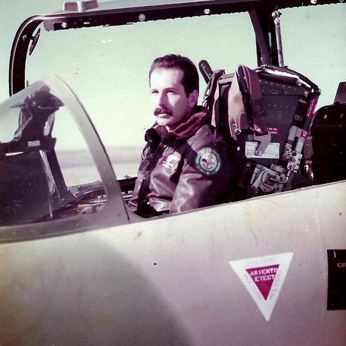 El piloto fue condecorado con  la Cruz La Nación Argentina al Heroico Valor en Combate, que es la más alta que otorgó Argentina. 