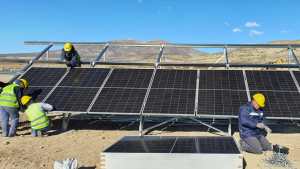 El parque solar del fin del mundo ya tiene sus primeros paneles montados