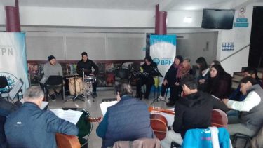 "Los músicos que me acompañan en este proyecto llevan muchos años trabajando conmigo, además de músicos son amigos de la vida, compartimos el amor al tango y al folclor", dice Naldo Labrín.