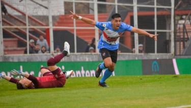 Jonás Acevedo aprovechó el grave error de Sosa para anotar el segundo tanto de Patronato sobre Independiente. 