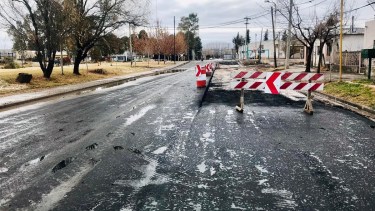 En los próximos días se completará la repavimentación de la  calle 9 de Julio en Huergo. (Foto gentileza)