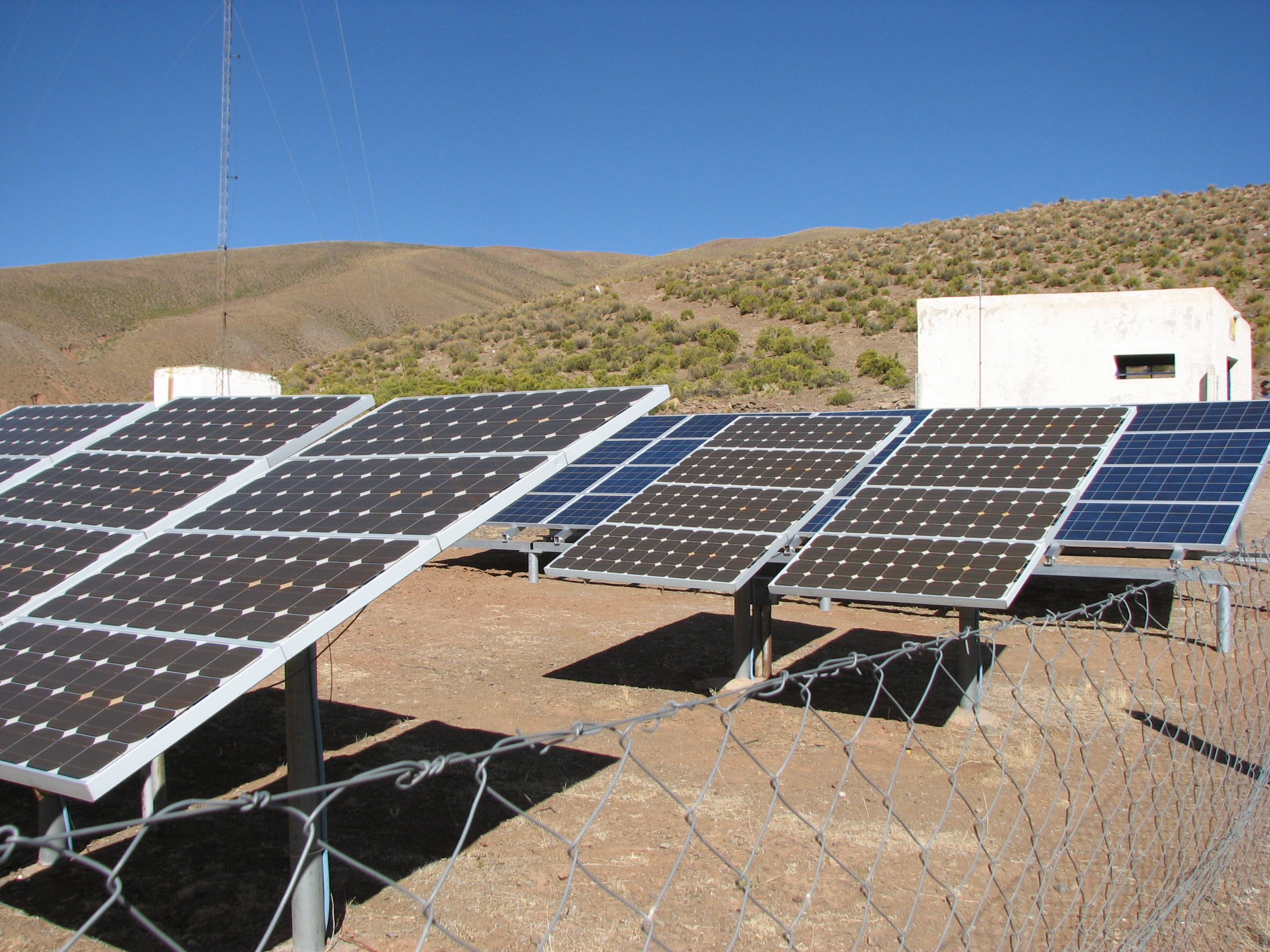 Seis empresas ofertaron para proveer e instalar equipos fotovoltaicos en centros de salud rurales en el país. Foto: Permer.