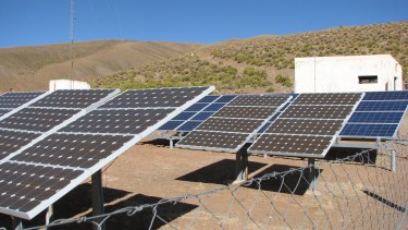 Seis empresas ofertaron para proveer e instalar equipos fotovoltaicos en centros de salud rurales en el país. Foto: Permer.