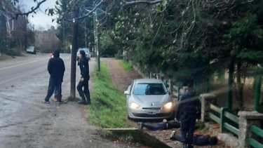 La persecución de los ocupantes del Renault Fluence finalizó la tarde de esta lunes a la altura del kilómetro 6 de la avenida de los Pioneros de Bariloche. (foto gentileza) 