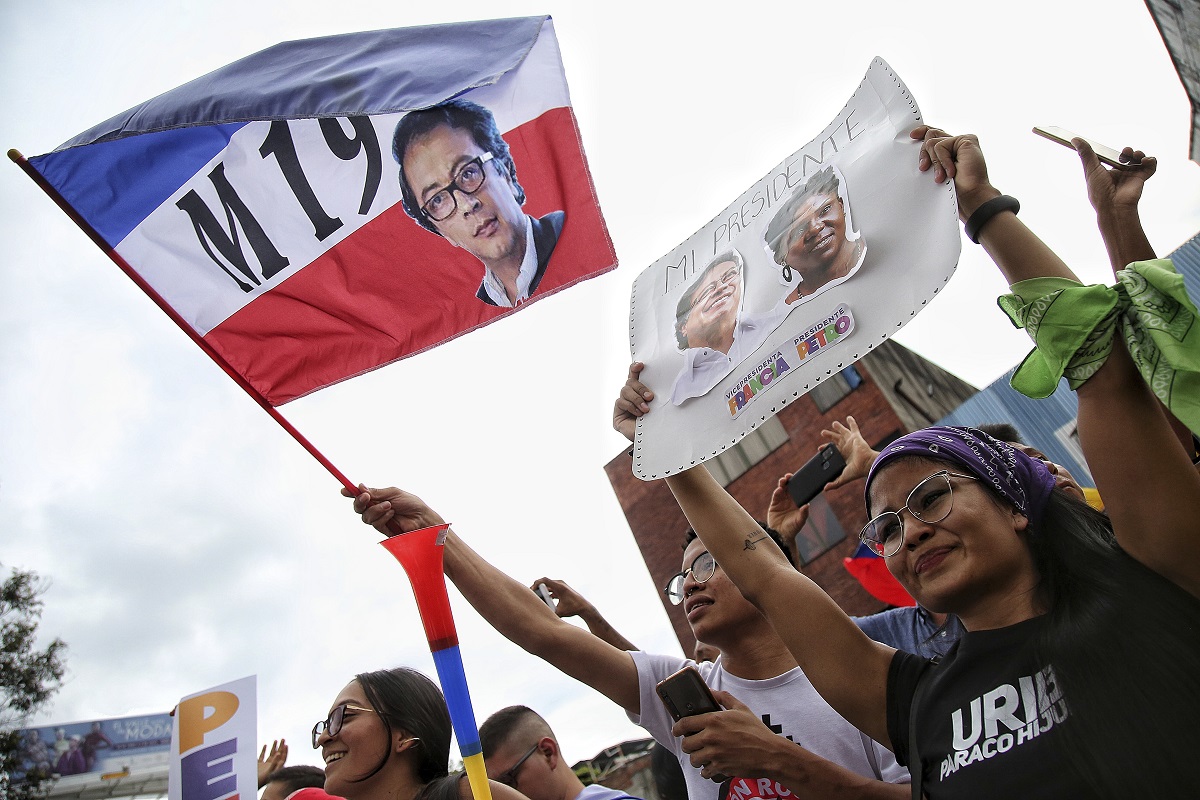Los partidarios del presidente electo Gustavo Petro celebraron tras el triunfo en segunda vuelta de las elecciones presidenciales en Colombia (Foto AP/Andres Quintero)