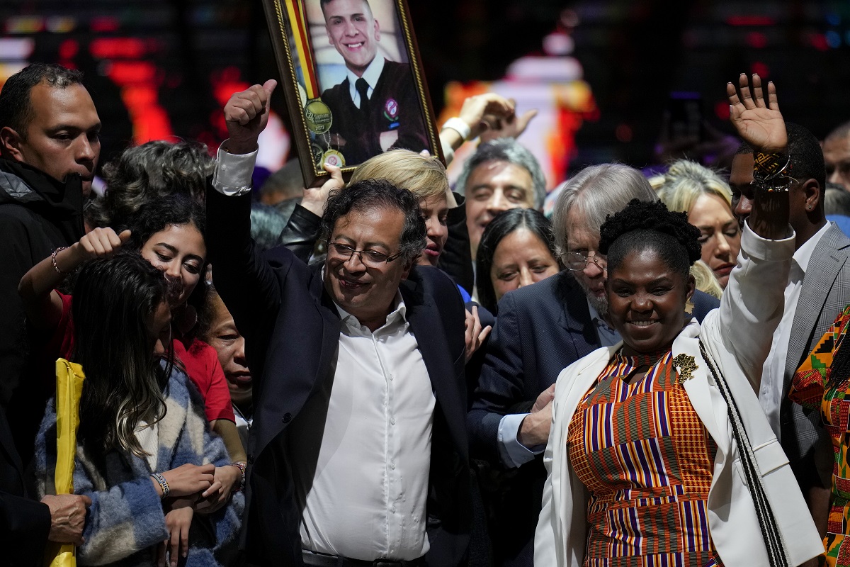 Gustavo Petro y Francia Márquez celebran ante sus seguidores después de ganar la segunda vuelta de las elecciones presidenciales en Colombia (Foto AP/Fernando Vergara).