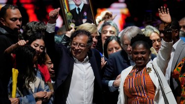 Gustavo Petro y Francia Márquez celebran ante sus seguidores después de ganar la segunda vuelta de las elecciones presidenciales en Colombia (Foto AP/Fernando Vergara).