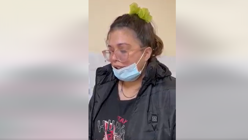 Tamara, que comercializa  productos de rotisería en Neuquén, donó el pedido al hospital Heller. Foto: Captura video
