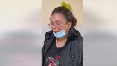 Tamara, que comercializa  productos de rotisería en Neuquén, donó el pedido al hospital Heller. Foto: Captura video
