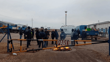 Los operarios del obrador municipal siguen con la protesta en el Parque Industrial I. (foto: César Izza)