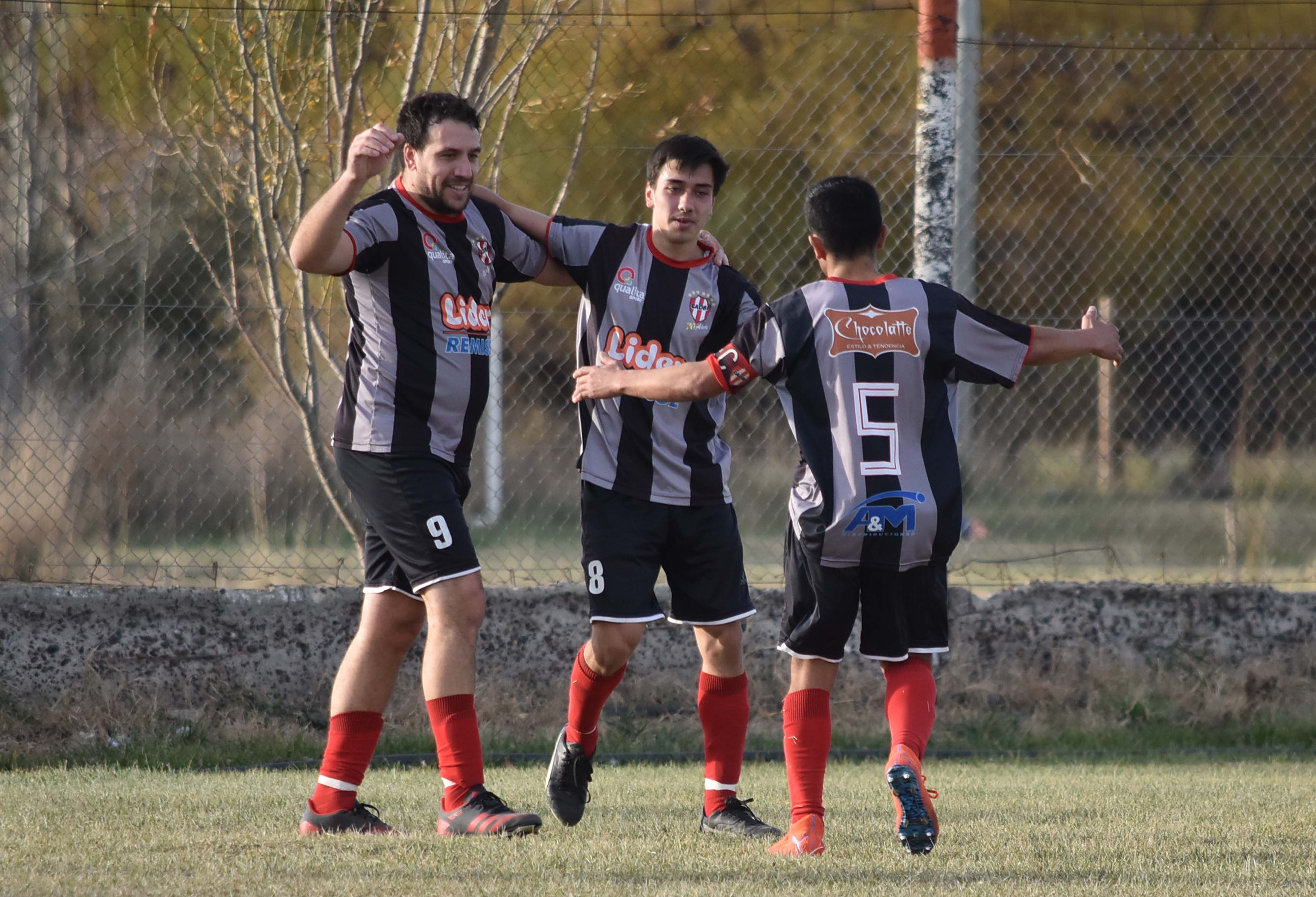 Buena Parada goleó 4-1 a Villa Mitre y sigue como líder. (Foto/Jorge Tanos)