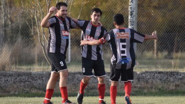 Buena Parada goleó 4-1 a Villa Mitre y sigue como líder. (Foto/Jorge Tanos)