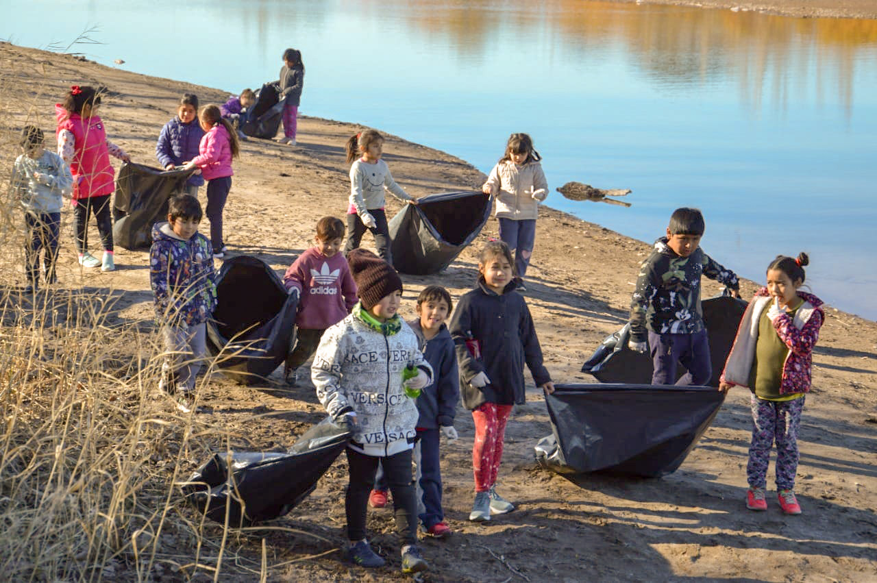 Los niños se acercaron al lugar con guantes de protección y bolsas, y limpiaron más de 500 metros de la costa en el río Colorado. Una tarea muy importante. (Fotos: Jorge Tanos)