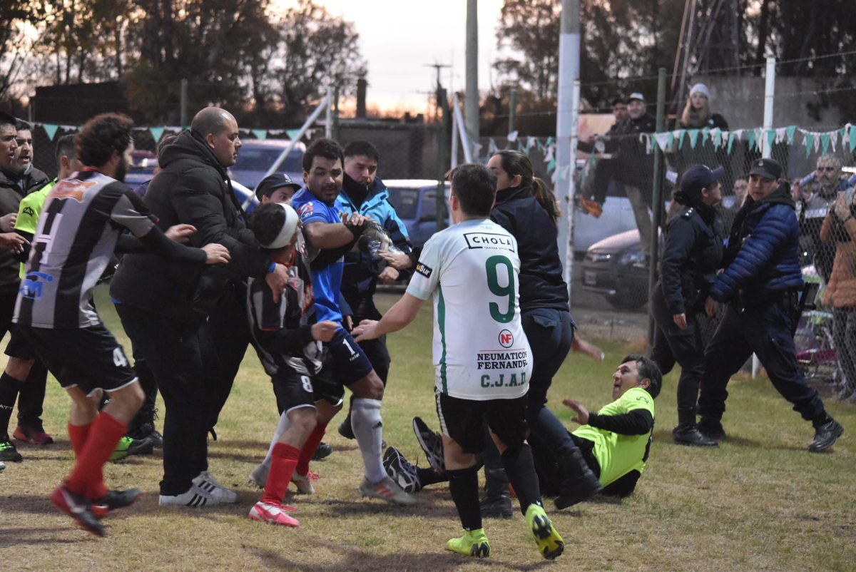 Jugadores de Buena Parada agredieron al juez de línea Carlos Fernández. (Foto: Jorge Tanos)