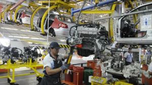 Renault y Nissan frenaron su producción de camionetas en Córdoba por falta de neumáticos