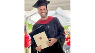 Renzo el 26 de mayo pasado, luego de recibir el diploma por su Maestría en Administración Pública.