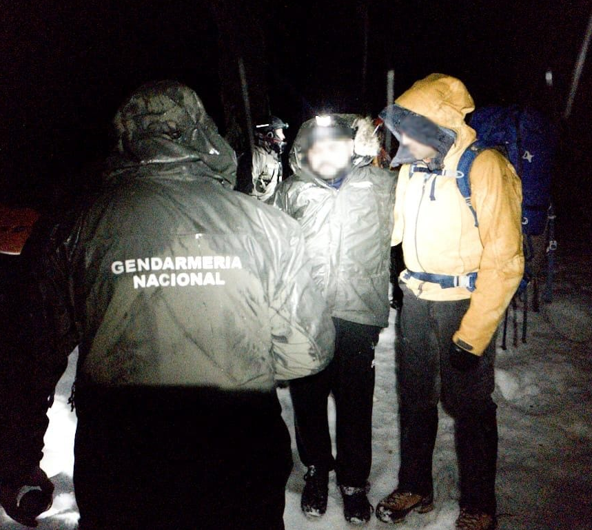 Gendarmes rescataron a los turistas perdidos en la montaña en un operativo que comenzó la noche del lunes y finalizó esta mañana de martes. (foto gentileza)