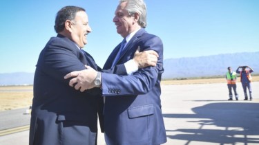 El presidente  junto al gobernador de La Rioja, Ricardo Quintela.