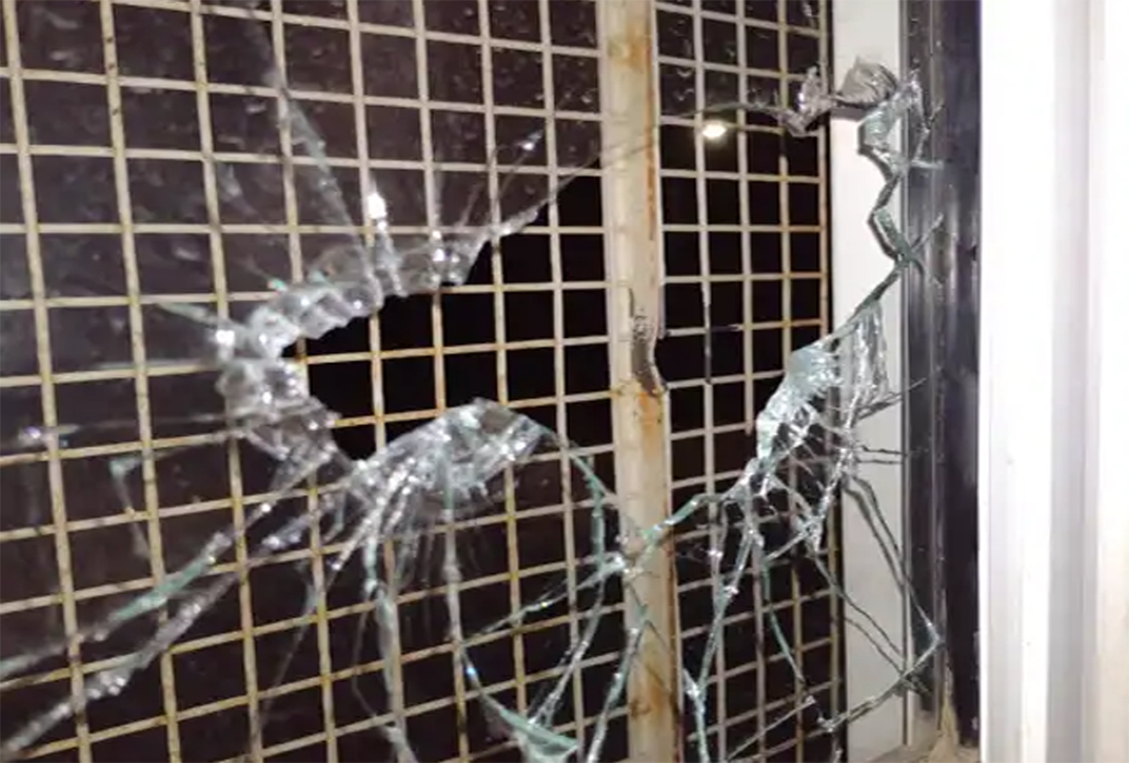 Así quedaron los vidrios de la Escuela Primaria 357, luego de haber recibido -al menos- dos disparos en sus ventanas. Foto Gentileza.