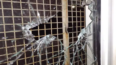 Así quedaron los vidrios de la Escuela Primaria 357, luego de haber recibido -al menos- dos disparos en sus ventanas. Foto Gentileza.