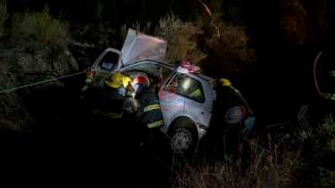 Voluntarios del cuartel de bomberos de Roca, tuvieron que sacar a un automovilista que quedó atrapado tras el vuelco de su vehículo. Foto Gentileza Bomberos Voluntarios de Roca.