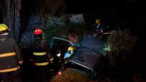 Un conductor perdió el control de su auto y terminó dentro de un desagüe, en Roca