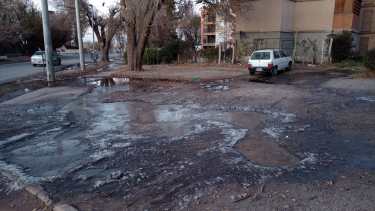 El desborde cloacal se generó en barrio las 500 viviendas, sobre calle Río Negro y Panamá, en Roca. Foto César Izza.