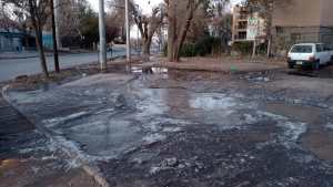 Vecinos denuncian que están sumergidos en aguas contaminadas, en dos barrios de Roca