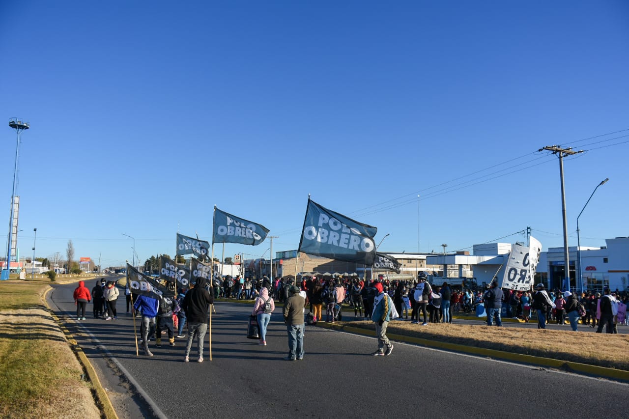 El Frente Piquetero Provincial protestó en rutas del Alto Valle durante mayo y junio. Los reclamos fueron para el gobierno provincial. (Foto: Juan Thomes)