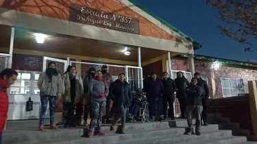 Madres y padres de la Escuela Primaria 357 de Roca reclaman seguridad con medidas de fuerza. Foto: Cesar Izza