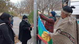 Por el año nuevo, izaron la bandera mapuche en la sede de la Universidad del Comahue de Roca