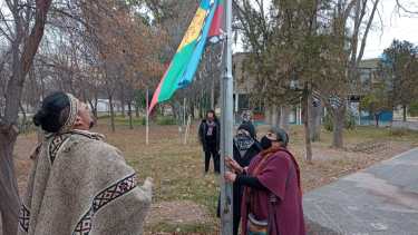 El izamiento fue catalogado como un acto "simbólico y político de fortalecimiento al pueblo Mapuche". Foto César Izza