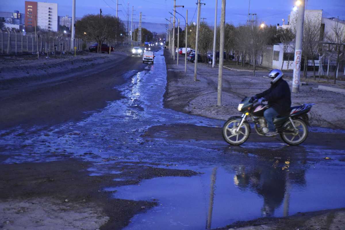 Pérdida de agua en calle Maipú, detrás del Penal II de Roca. Foto: Cesar Izza